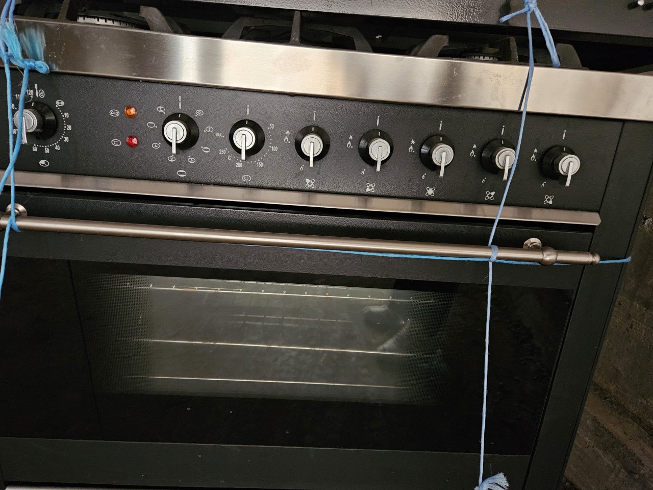 Te koop gasfornuis met oven en afzuigkap