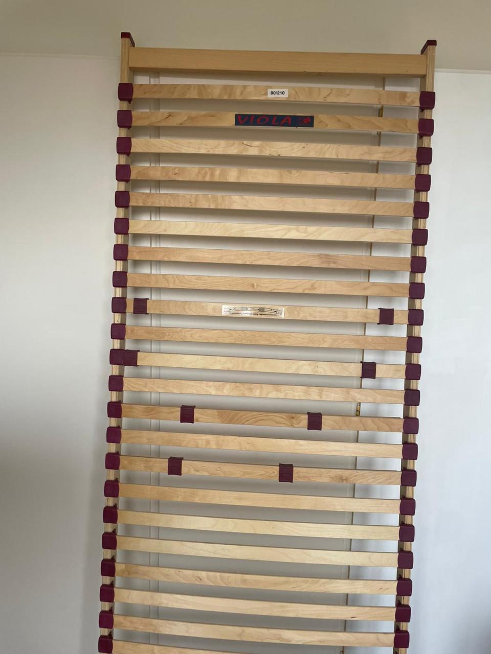 Lattenbodem met losse verstelbare poten. 80 x 210