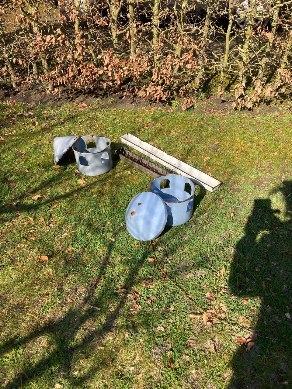 Brocante voerbakken voor duiven of pluimvee