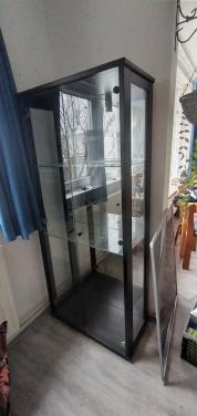 Vitrinekast zwart, spiegel achterkant