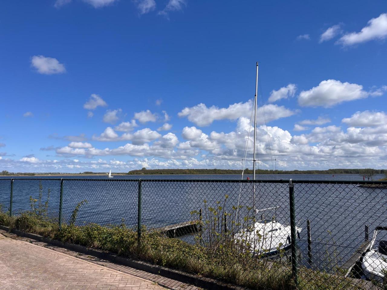 Ruim 50 meter hekwerk met dubbele poort, afsluitbaar.