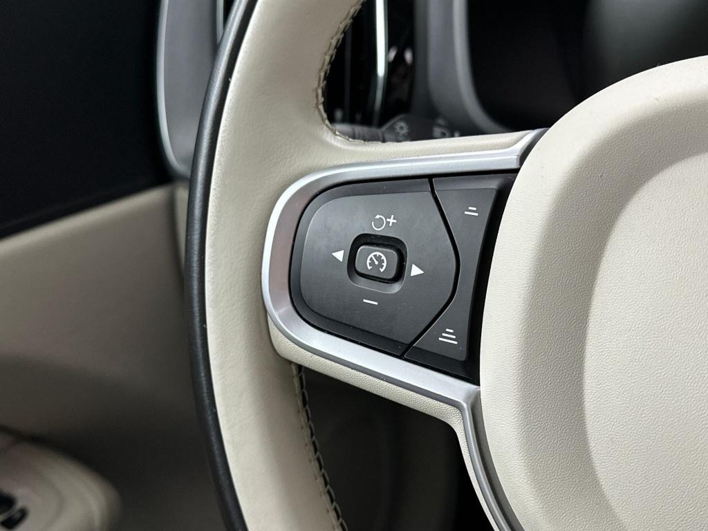 Volvo XC60 t8 390pk recharge momentum|