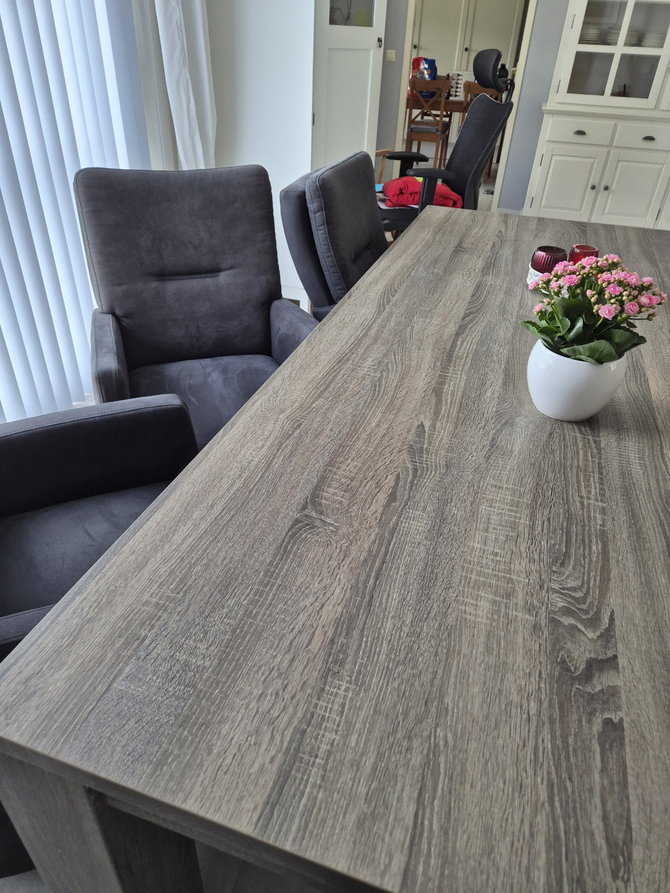 Grote eettafel met stoelen
