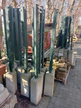 Palen met beton voet