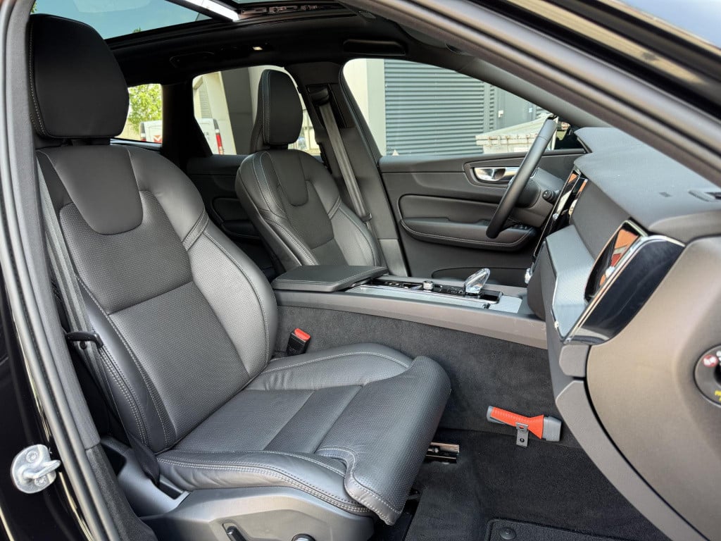 Volvo XC60 2.0 t6 plug-in hybrid awd plus black edition | trekhaak uitklapb