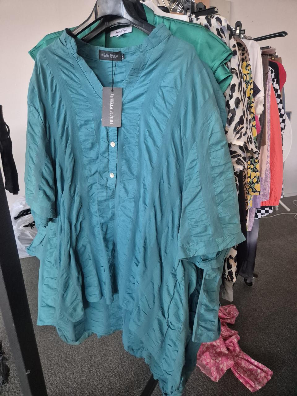 Partij nieuwe dameskleding