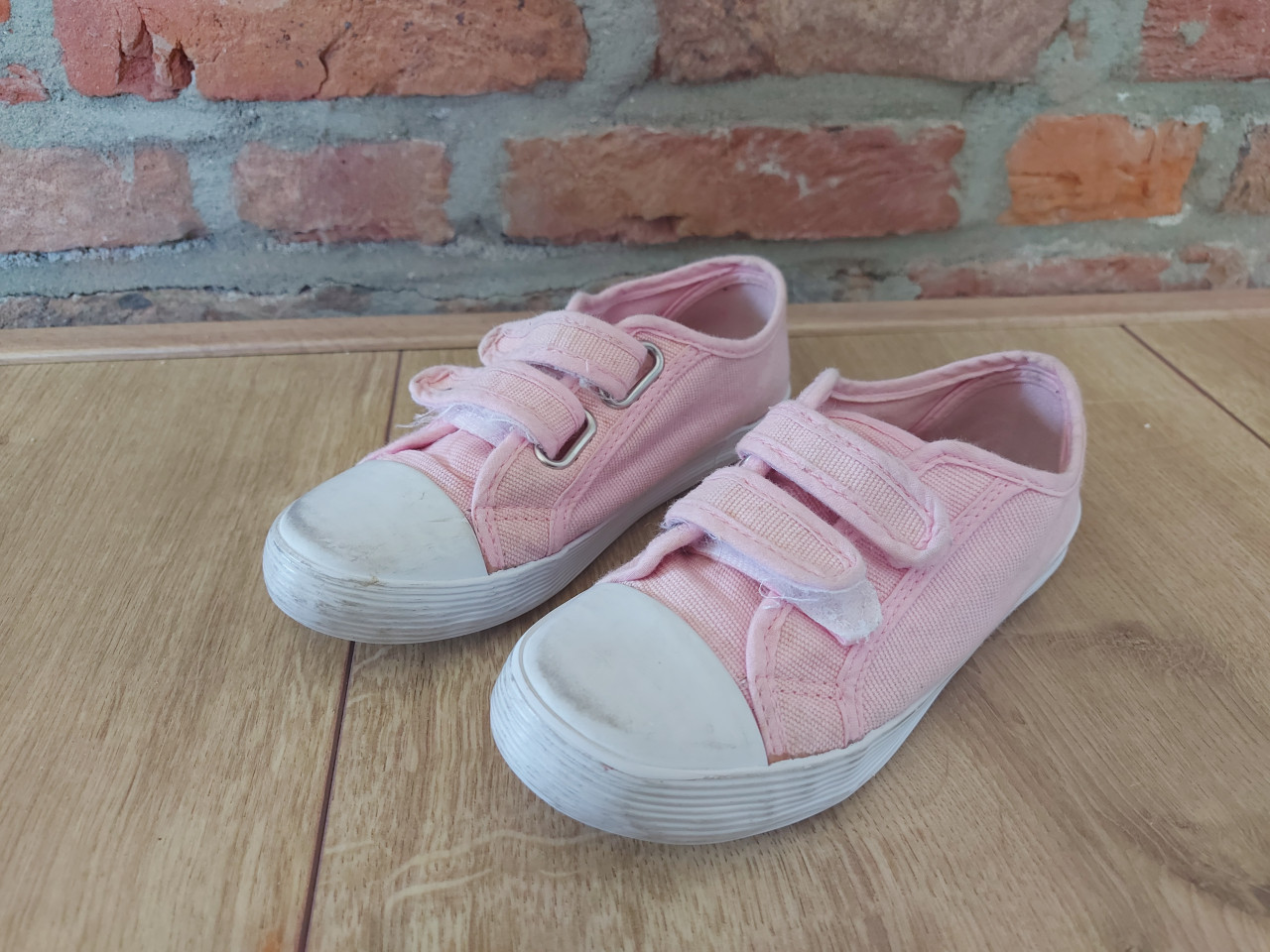 Zo goed als nieuwe roze gymschoenen maat 30 klittenband