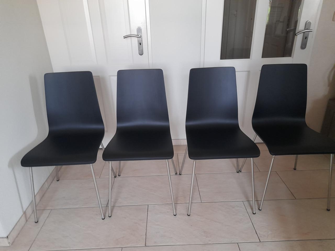 6 Leuke stoelen (in goede nette staat)  zitting ; hout poten ; metaal