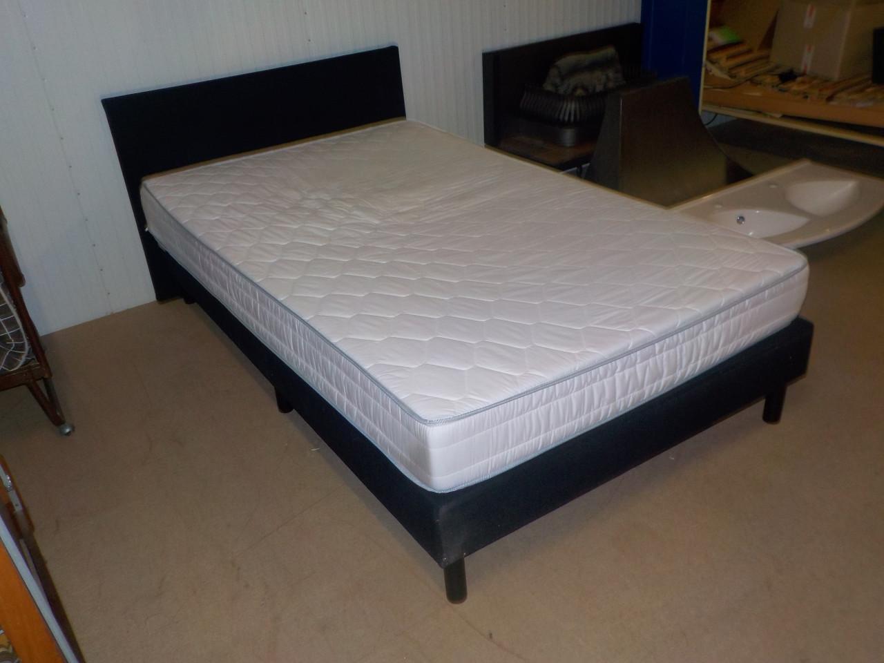Boxspring met matras en hoofdboord in zeer goede staat 120 x 200 cm