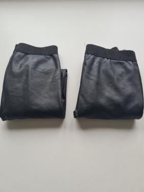 2 zwarte Pu leren skinny broeken Maat 110-116