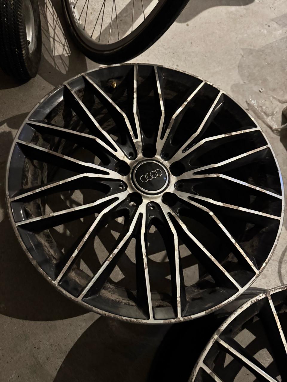 Audi lichtmetalen velgen – set van 4 – opknapper – 1 velg haarscheurtje