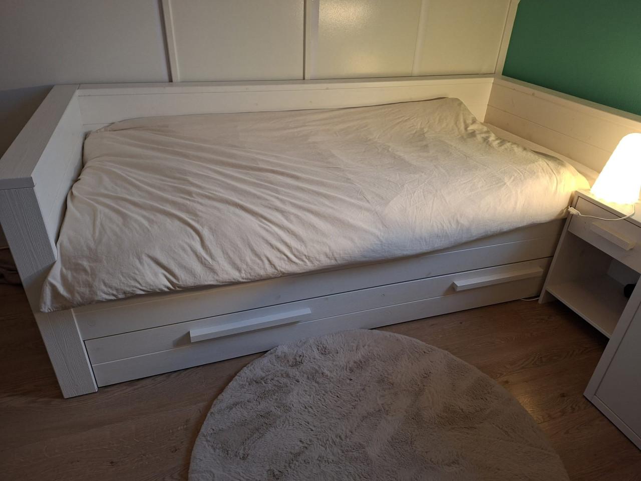 Bed met rand en bijbehorend nachtkastje