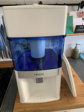 Een Aqualine Neos waterfilter, het zuiveren en mineraliseren van kraanwater