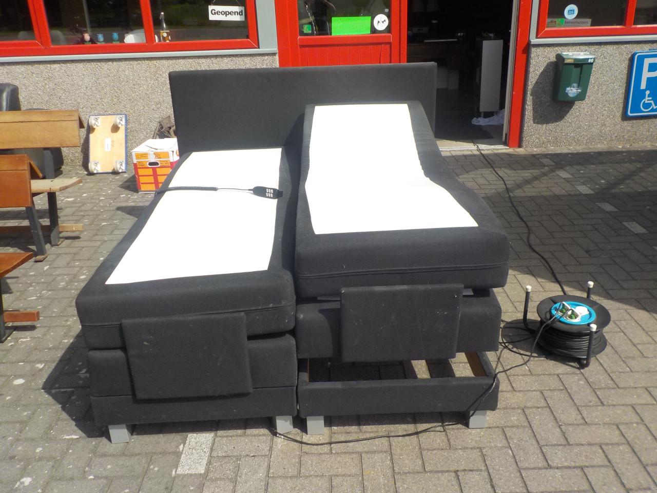 2 Elektrische boxspring 70 x 200 cm met 2 matrassen en hoofdboord
