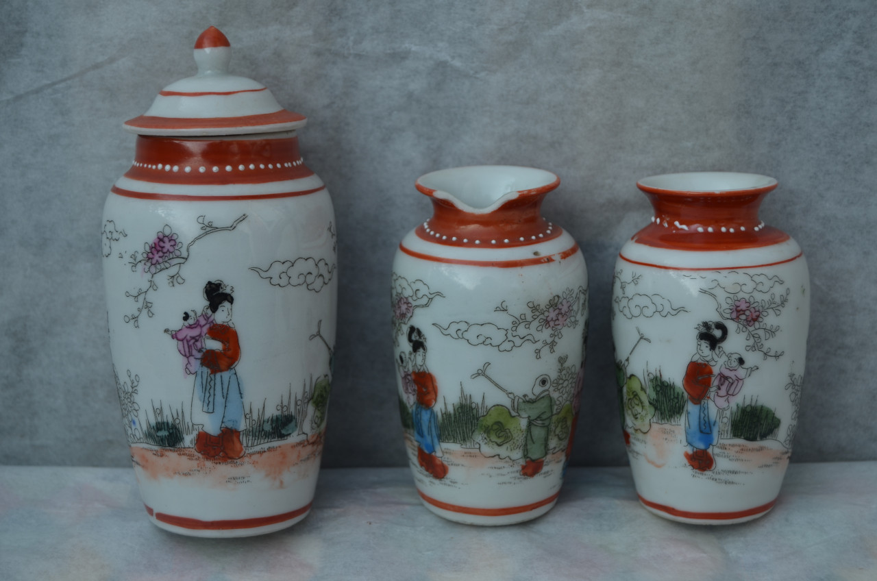 3 Kleine porseleinen vaasjes verm. Chinees.