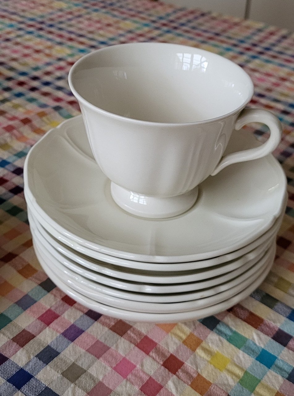 EDME KOFFIE- EN THEEKOPJES, GEBAKSBORDJES, SERVEERSCHAAL ETC