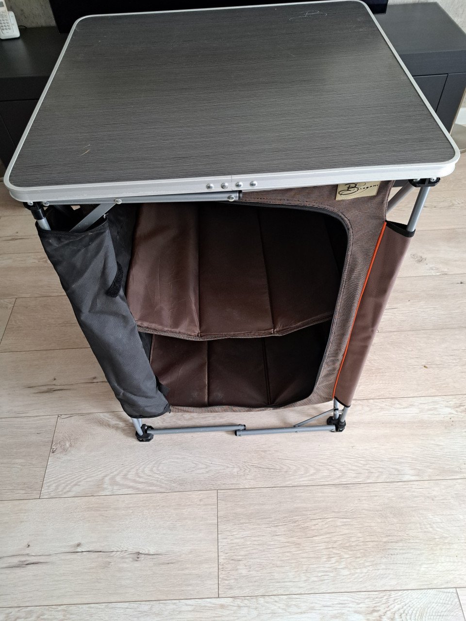 Campingtafel en campingkast