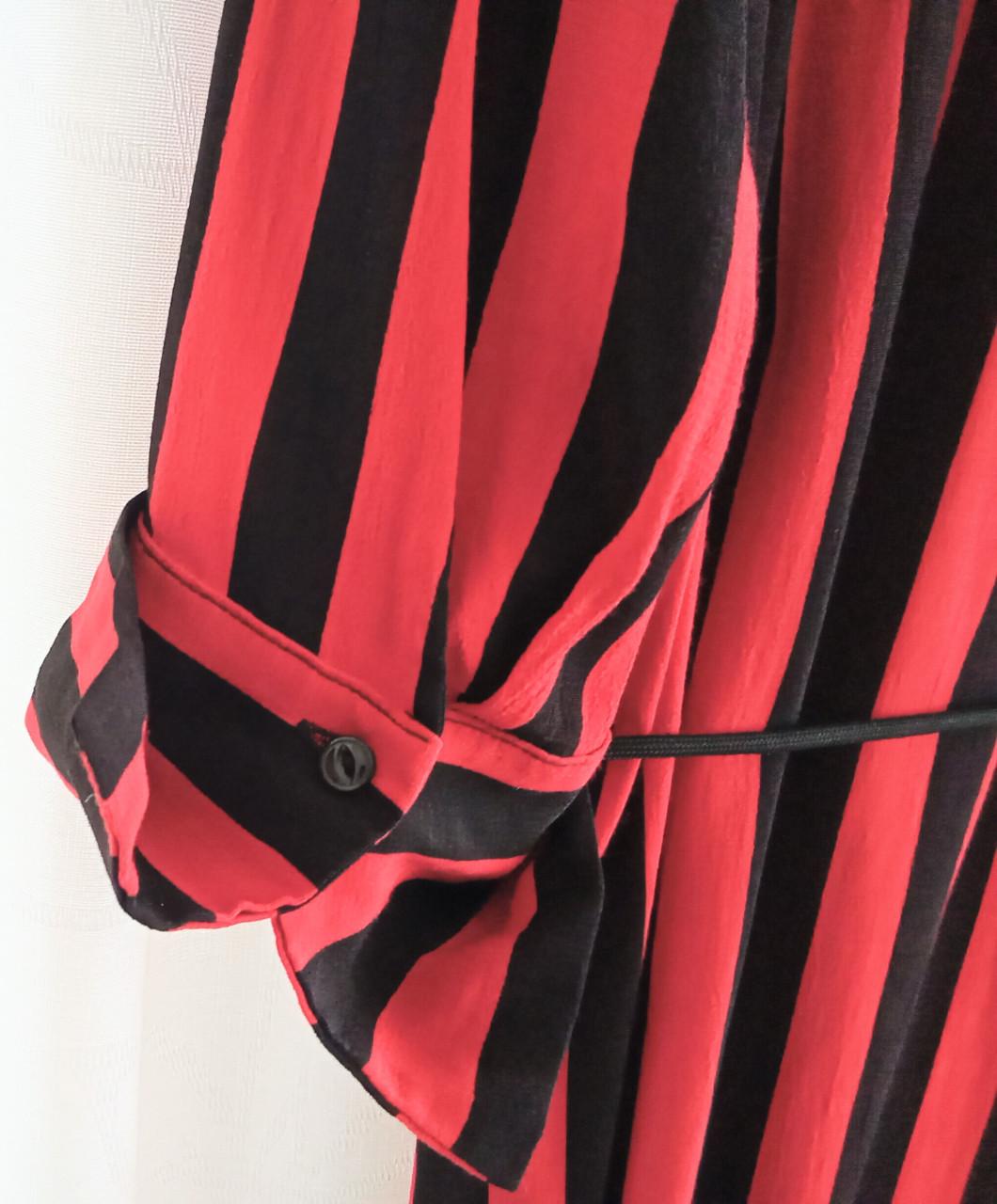 Aparte jurk, rood met zwarte strepen. Merk Anna van Toor