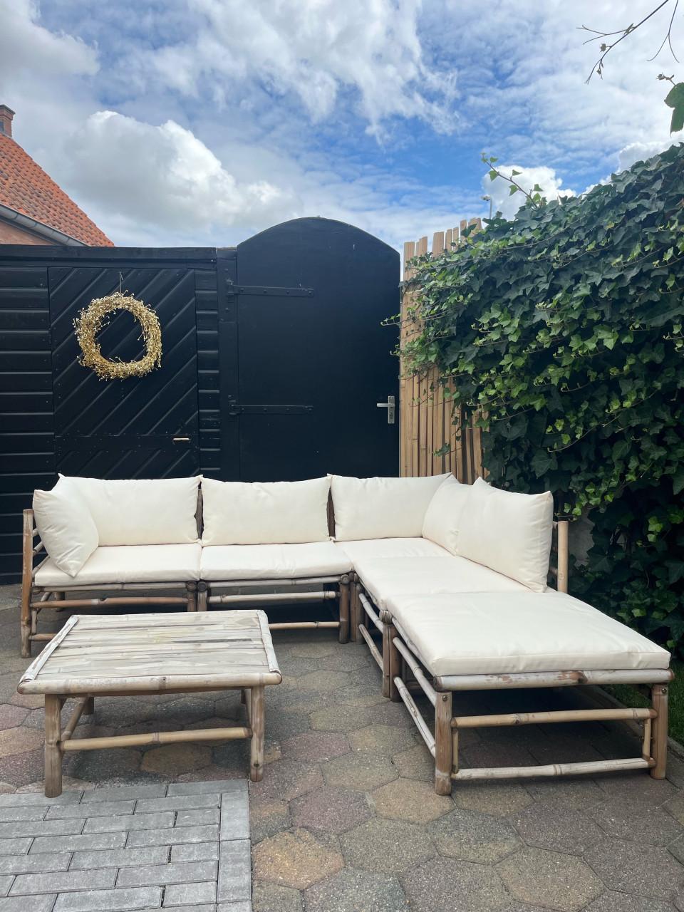 Bamboe tuinset met creme witte kussens te koop