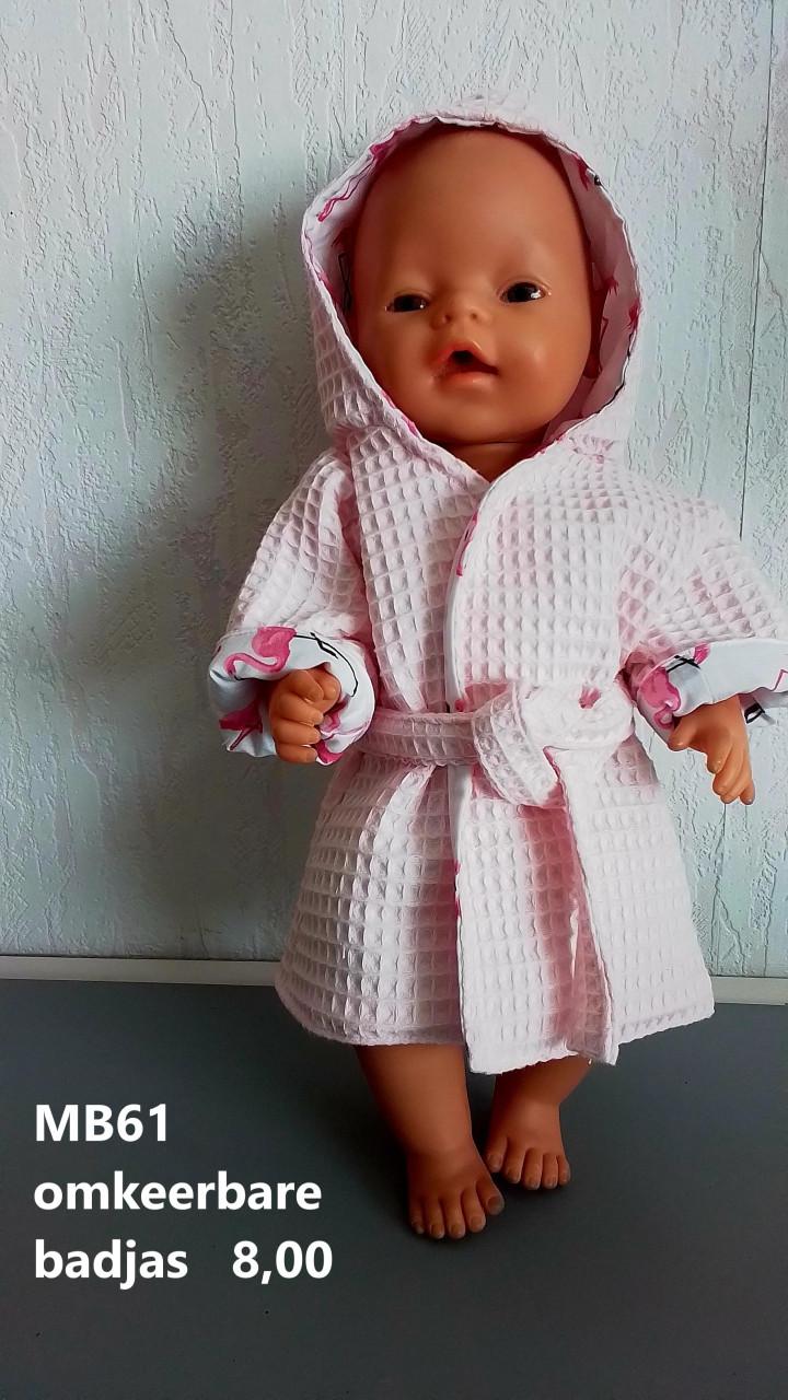 Poppenkleertjes baby born. Omkeerbare badjas . Opbrengst KiKa.