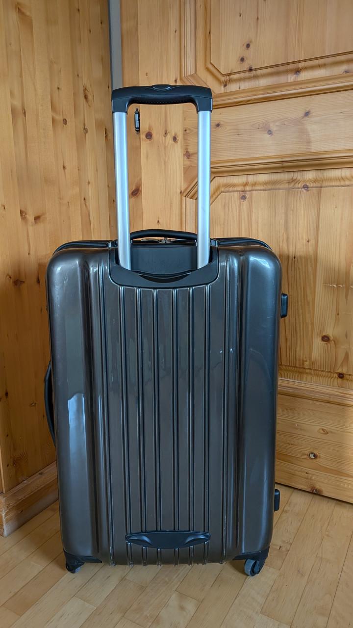 Hardcase reiskoffer-rolkoffer 74 x 48 x 26 cm. Inhoud 92 L.
