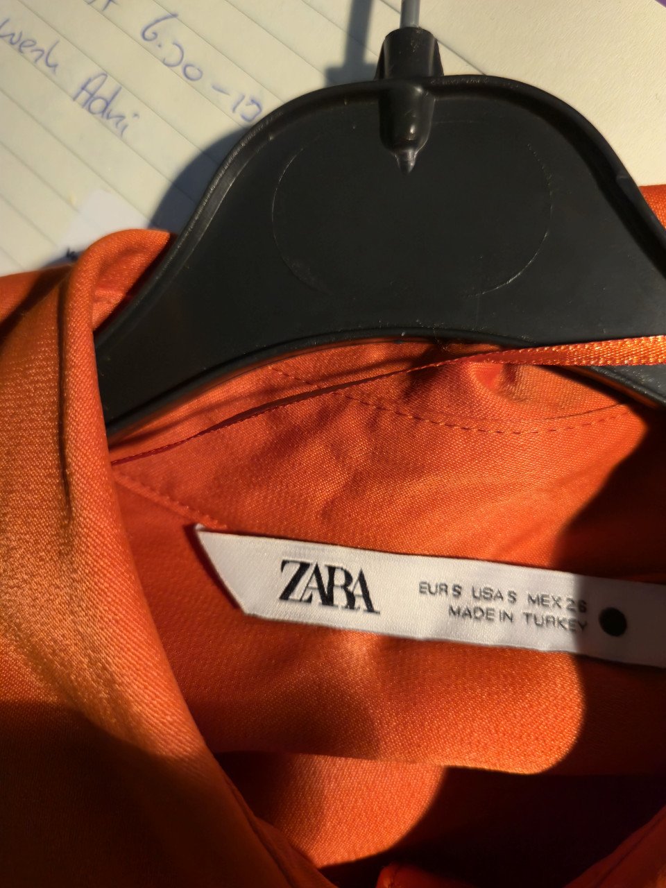 Oranje blouse met lange mouw. Zara Maat S
