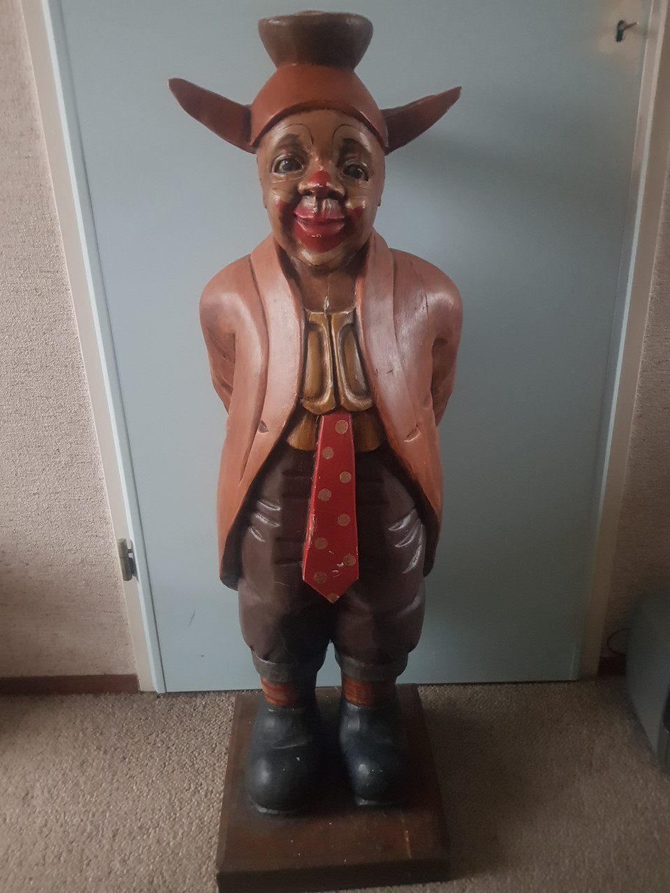 Groot houten beeld