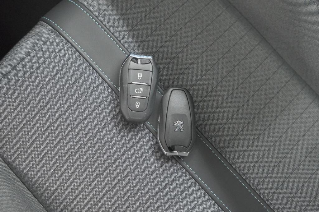 Peugeot 208 puretech 100 allure pack | camera | stoelverwarming | apple car