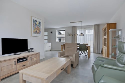 Te koop: een massieve salontafel van geschraapt licht eikenhout
