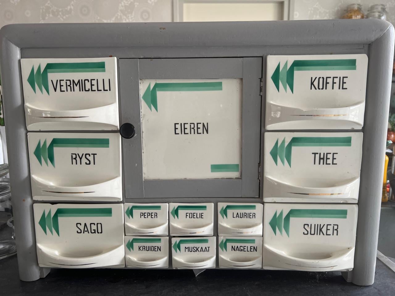 Ouderwets kruidenkastje