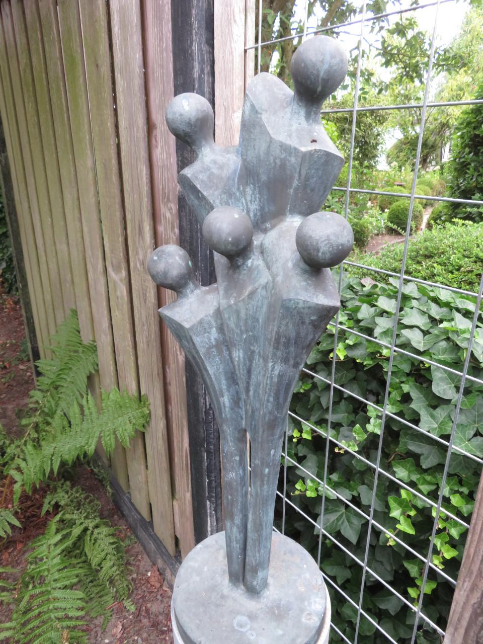 Bronzen beeld op granieten sokkel