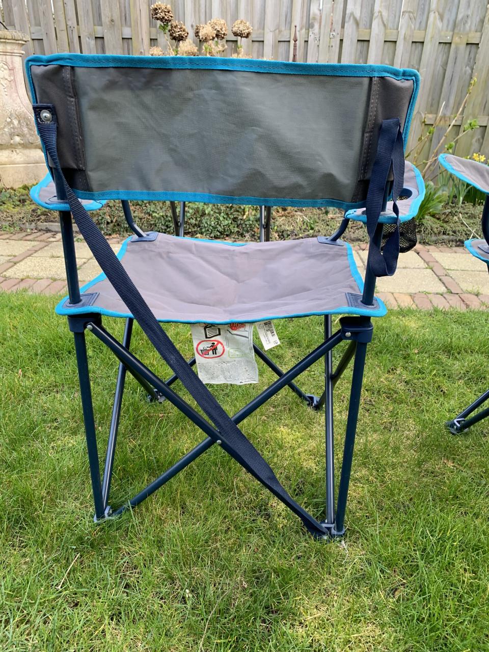 Twee Quechua campingstoelen met bekerhouders en een bijpassend krukje.