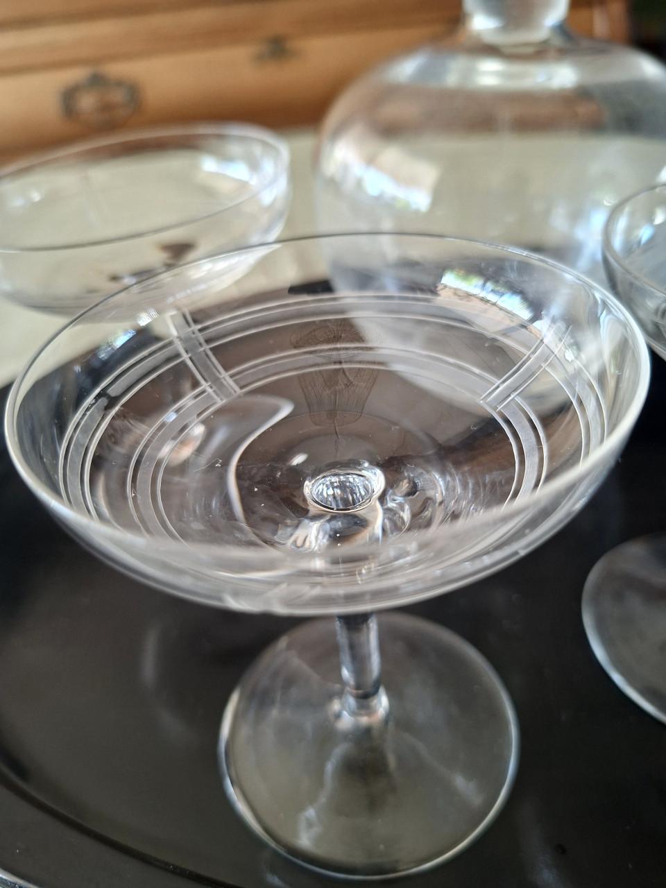 Karaf met likeurglazen en stenen onderblad