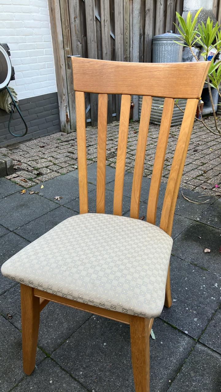 Gratis eetkamertafel met stoelen