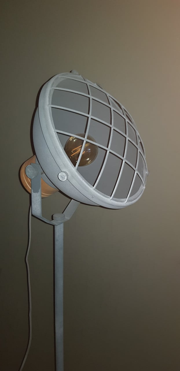 Inboedel: boekenkasten, eettafel, fauteuils, hanglampen, vloerlamp
