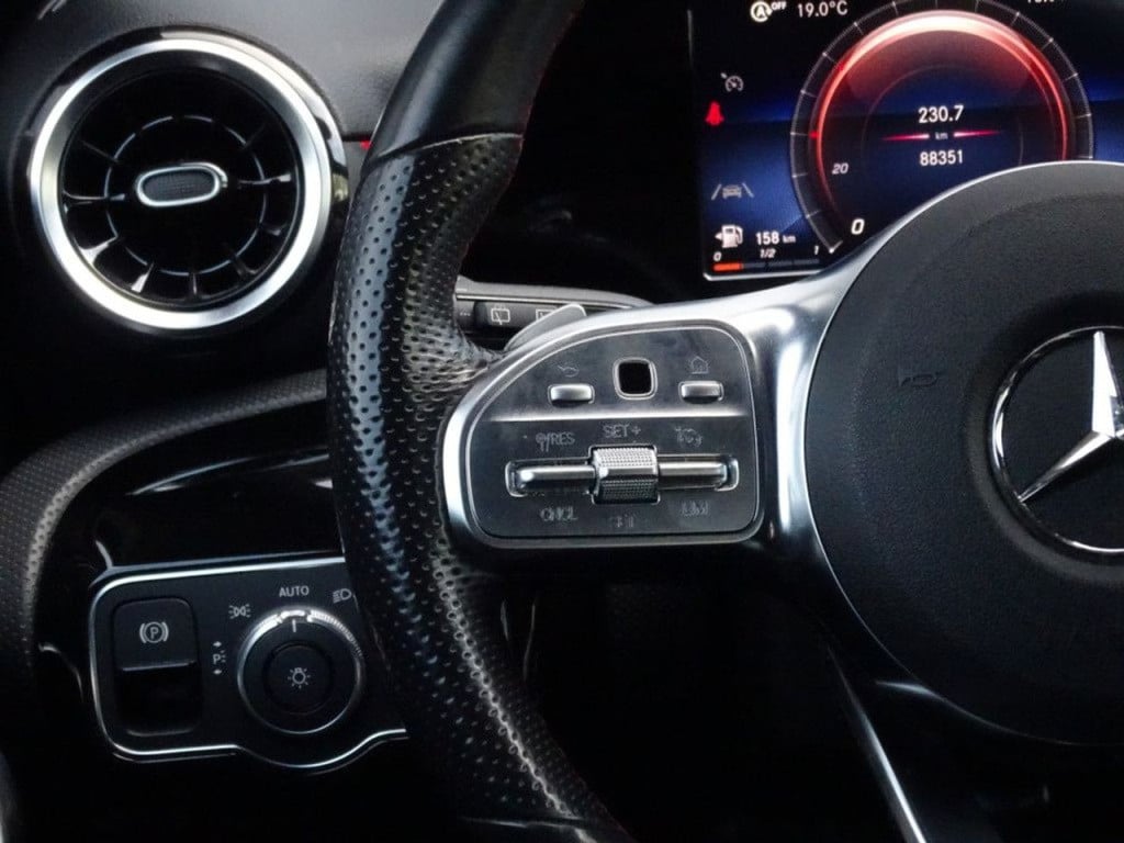 Mercedes-Benz A-Klasse 180 business solution widescreen cockpit