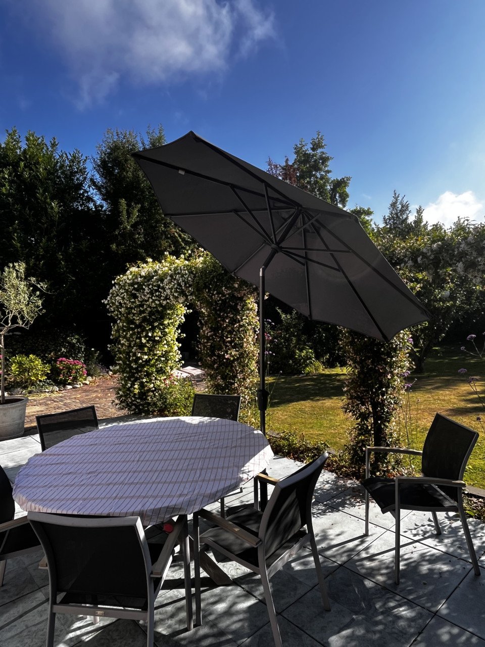 Parasol van Intratuin, met voet en hoes.