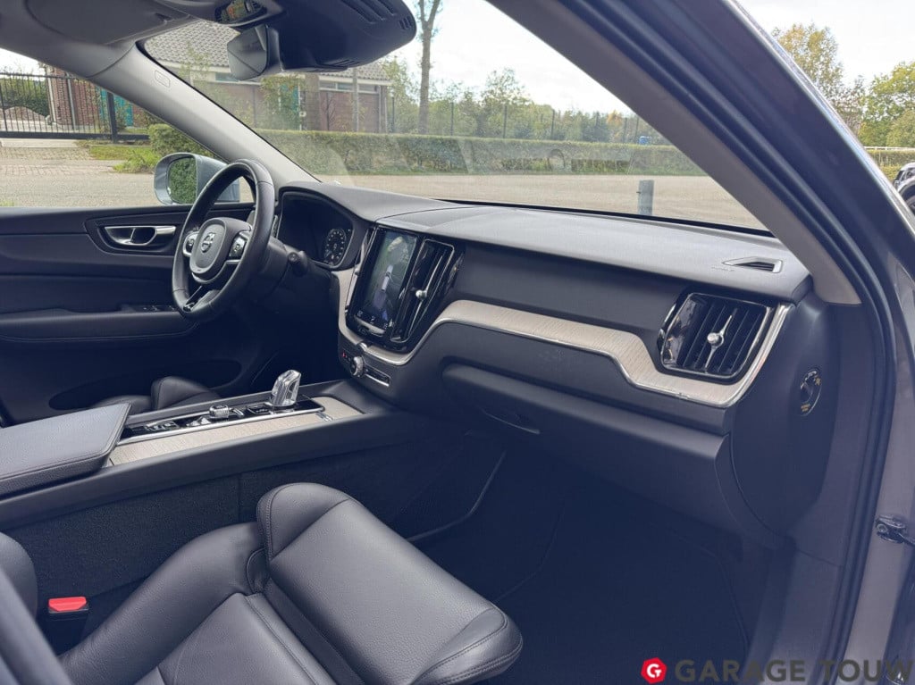 Volvo XC60 2.0 t8 twin engine awd inscription pano hud trekh