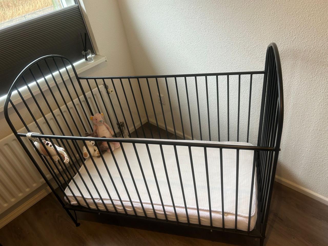 Zwart stalen baby ledikant