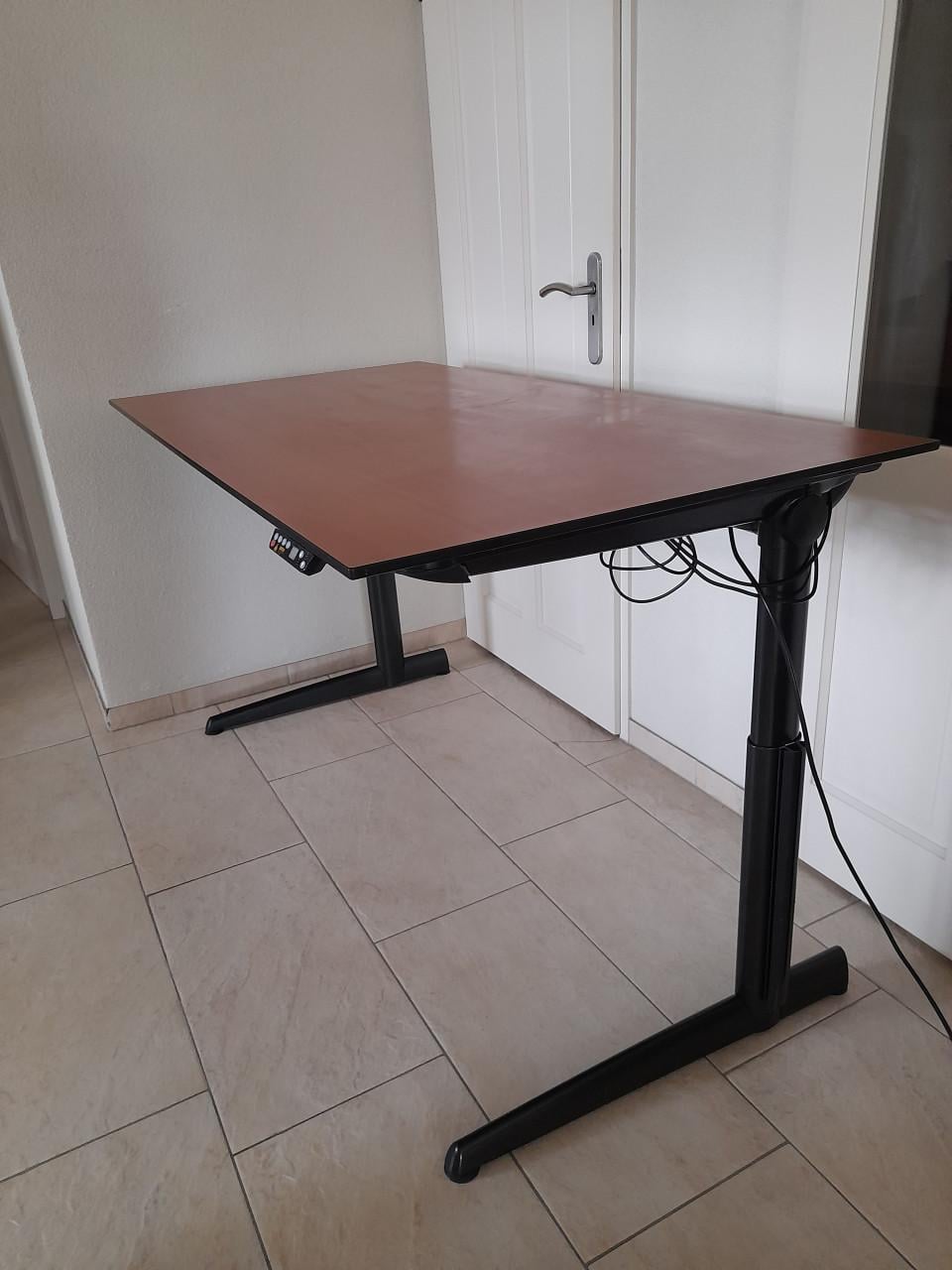 Elektrisch verstelbaar zit- sta-  bureau 80 x 160 ( z.g.a.n.)