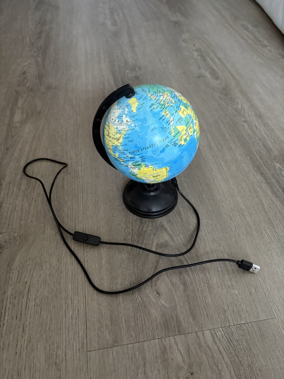 Wereldbol met usb stekker.