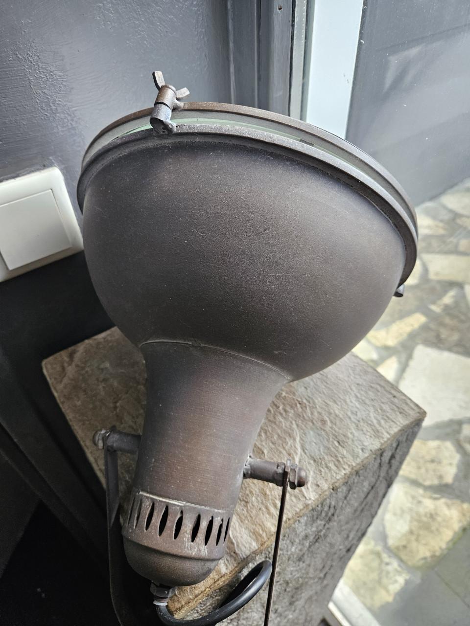 Prachtige antieke industriele Eliga hanglamp van brons...