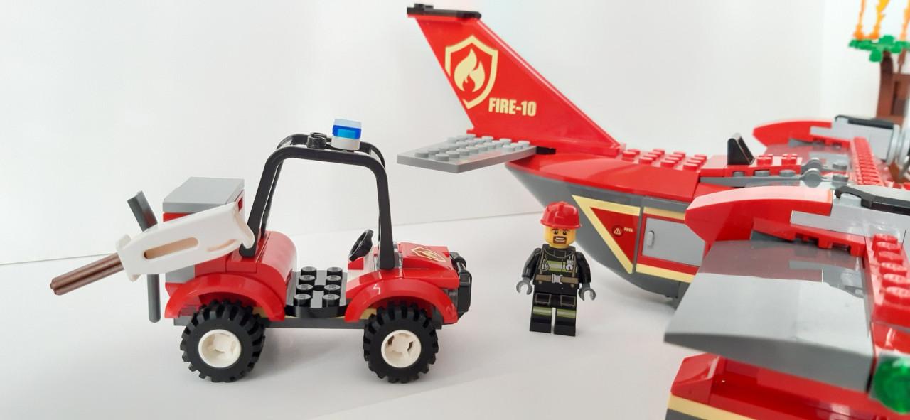 LEGO City 60217: Blusvliegtuig met auto en bomen