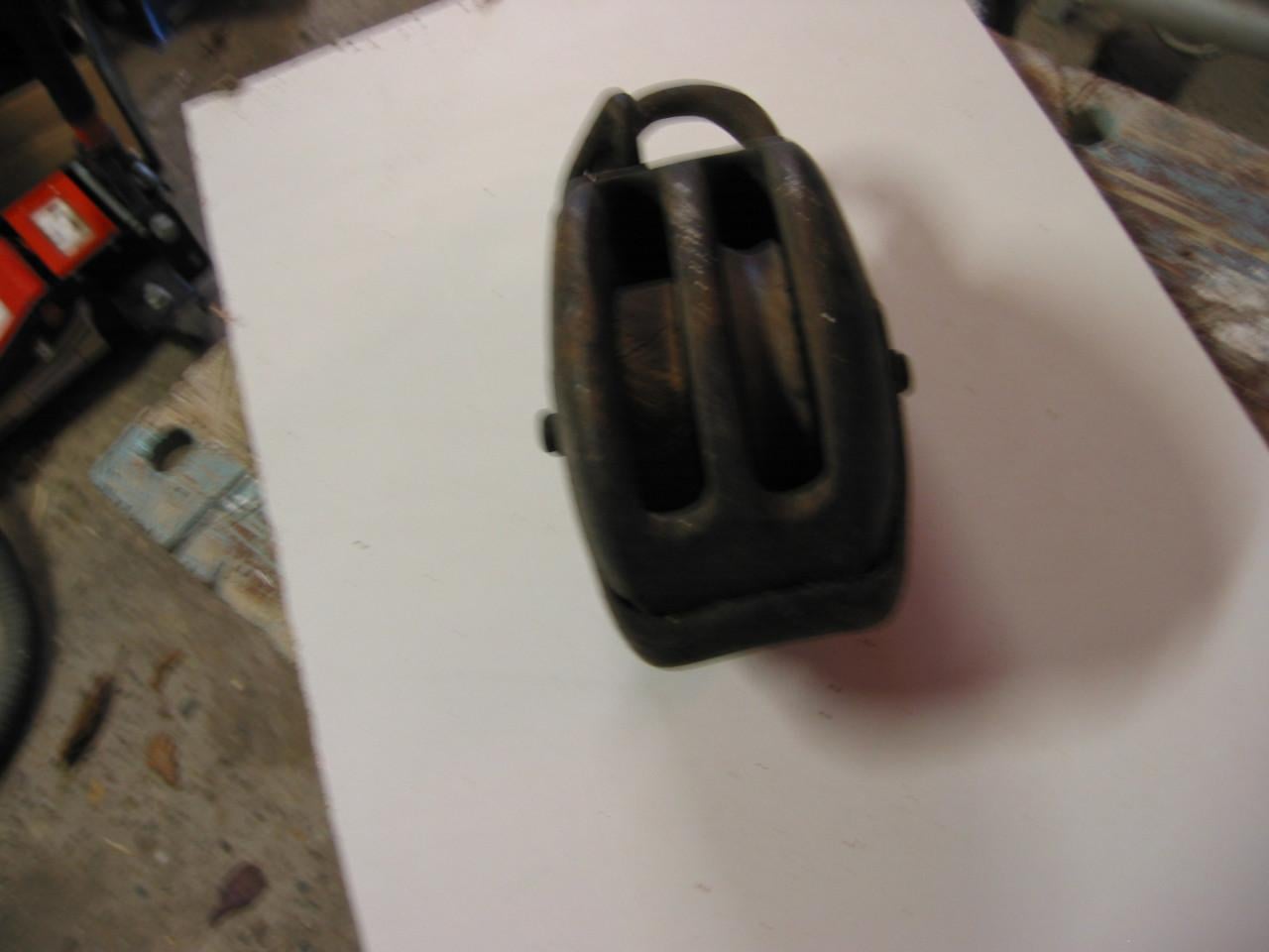 Scheepsblok met gesmeed buitenbeslag