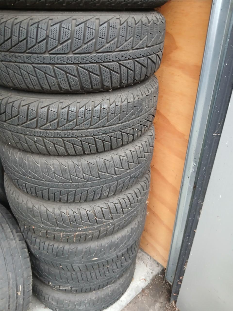 Te koop +- 20 gebruikte banden  op velg , goed profiel 150,= euro.