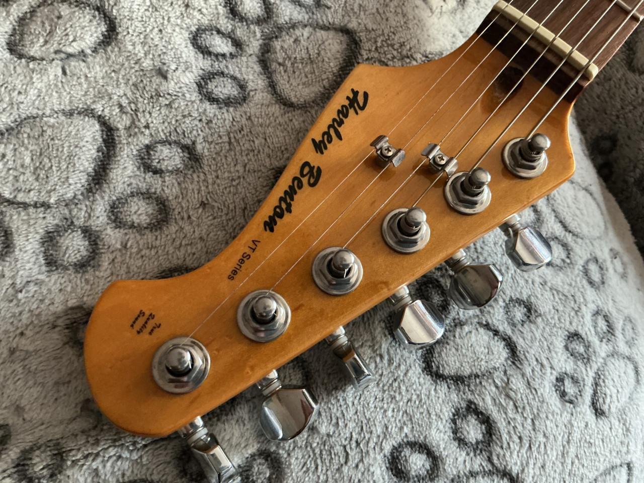Mustang gitaar HB Artic white pearl  58 cm.Mensuur