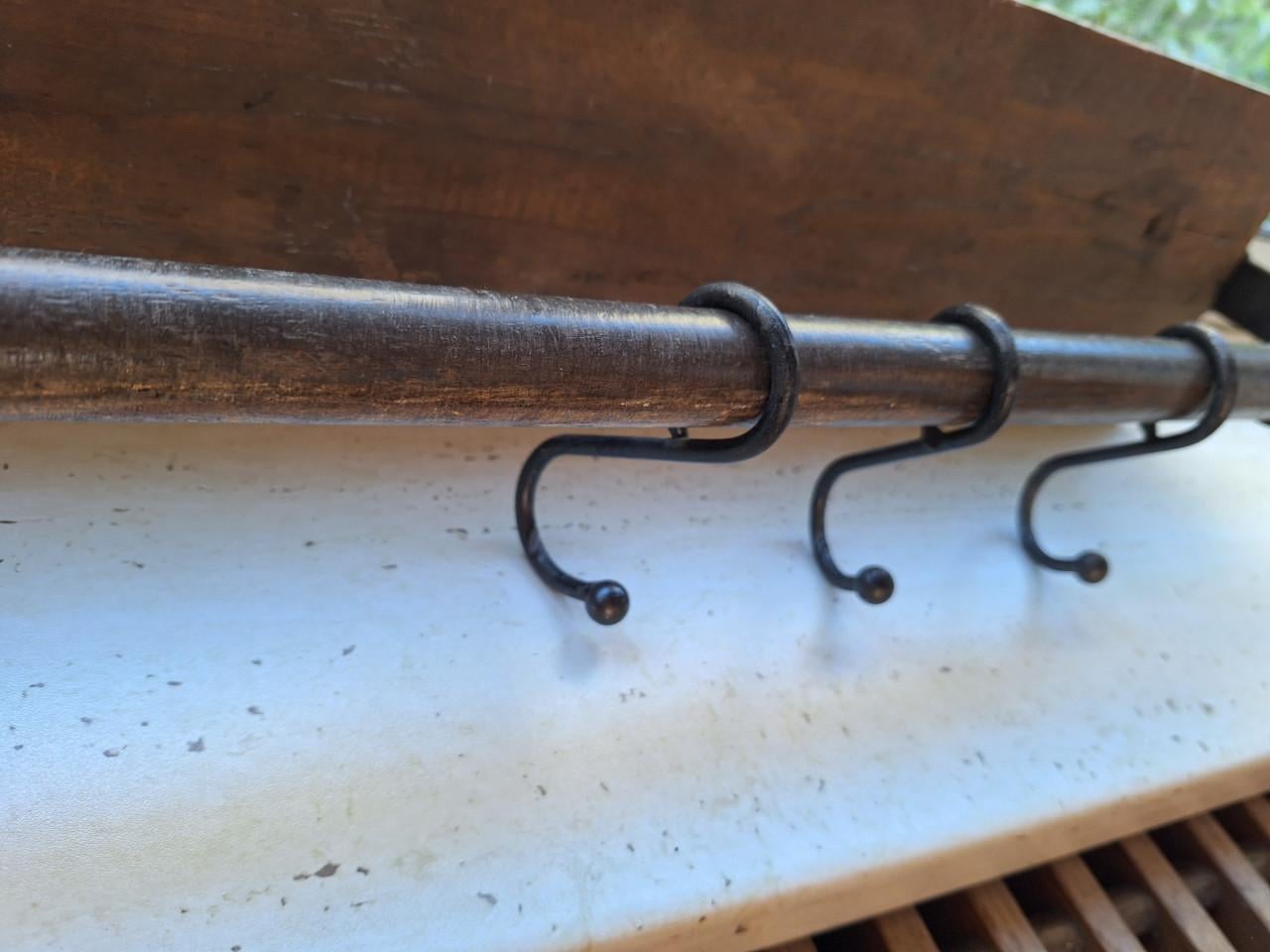 Stoere houten kapstok met metalen haken