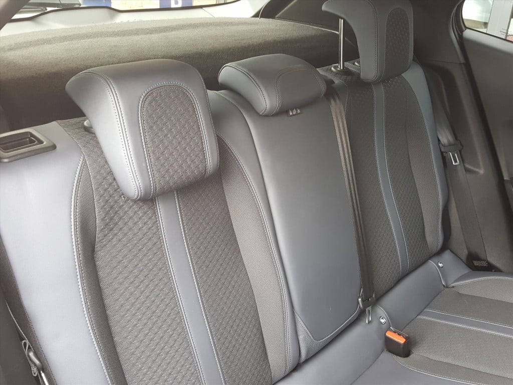 Peugeot 2008 1.2 puretech 100pk allure navigatie | trekhaak | cruise & clim