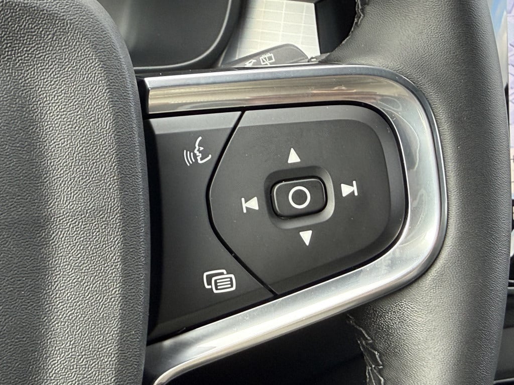 Volvo XC40 b4 197pk plus dark |adap.cruise| trekhaak | camera| elektrische
