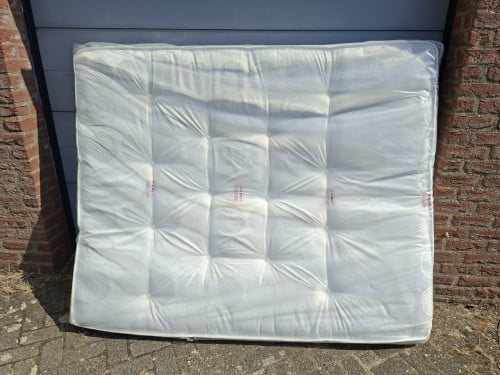 Stalen bedframe met lattenbodem ( incl. matras).